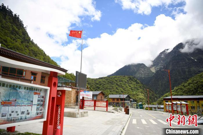玉麥鄉(xiāng)內(nèi)道路變成了硬化路?！钊A峰 攝