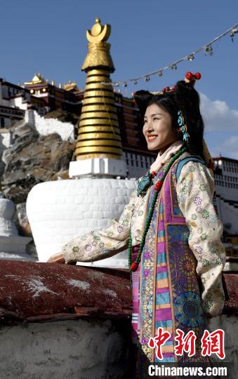 西藏自治區(qū)級非遺項(xiàng)目——拉薩服飾，圖為舊時(shí)拉薩貴族婦女的裝扮。