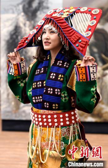 圖為國家級非遺項(xiàng)目——西藏那曲申扎縣的巴扎服飾。　李林 攝