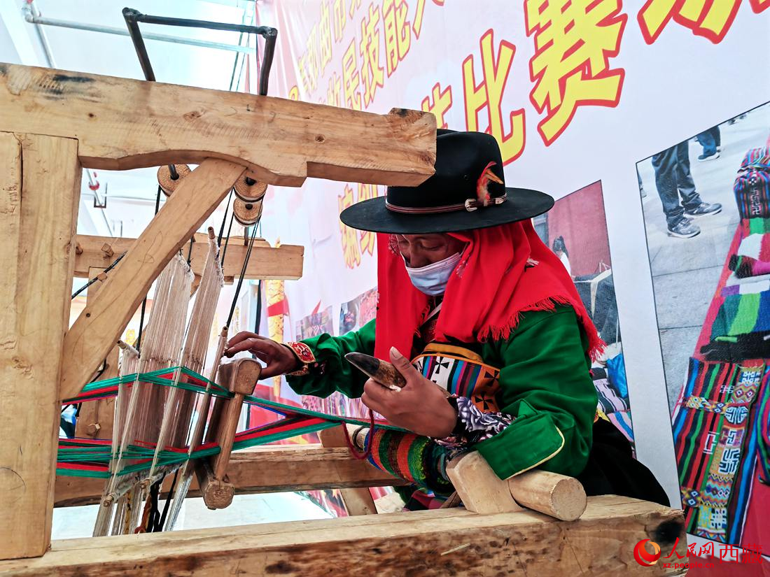 紡織手藝展示。人民網(wǎng) 李海霞攝