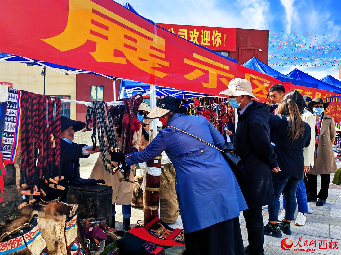 技能大賽現(xiàn)場引來不少客戶。人民網(wǎng) 李海霞攝