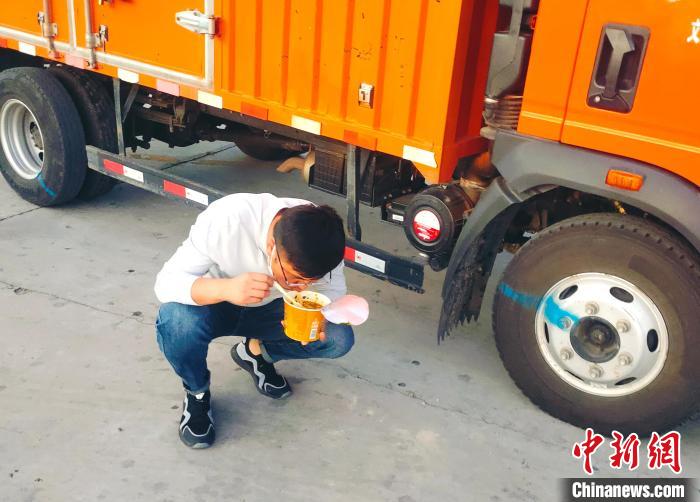 由于沿路疫情原因，閆光宇和朋友只能在服務(wù)區(qū)簡餐?！∴嵟?攝