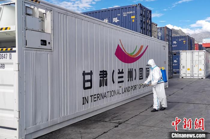 9月9日，甘肅省援助拉薩700噸生活物資“乘冷鏈專列”抵達(dá)拉薩?！?guó)鐵青藏集團(tuán)有限公司拉薩車務(wù)段 供圖