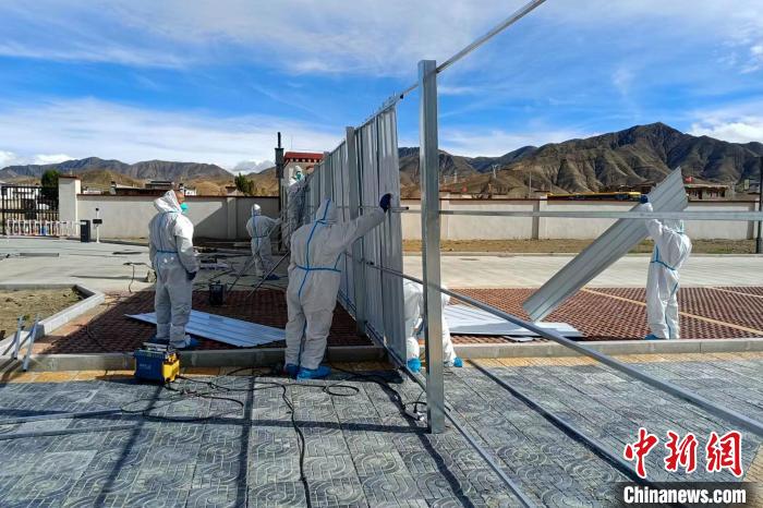 西藏金塔建設(shè)集團(tuán)有限公司職工支援日喀則方艙建設(shè)。　受訪者供圖