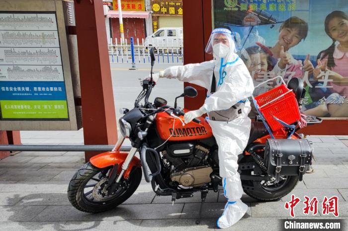 圖為西藏阜康醫(yī)療工作人員騎摩托為居家防疫市民送藥?！∈茉L者供圖