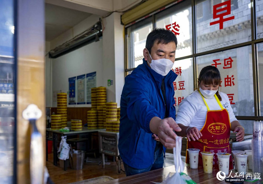 市民購(gòu)買早餐。人民網(wǎng) 次仁羅布攝