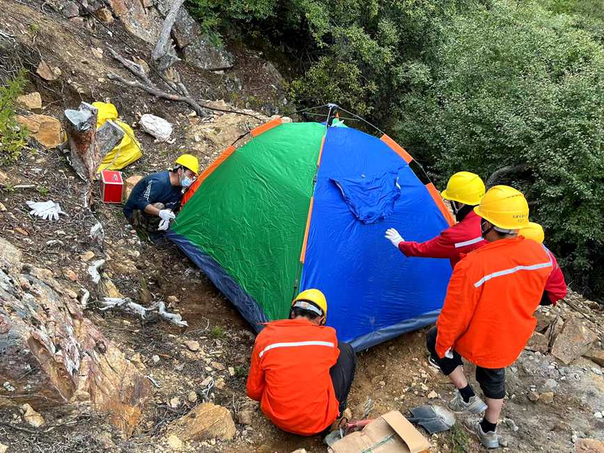 9月15日，電力施工人員正在施工點(diǎn)附近搭建暫居帳篷。白瑪多吉攝