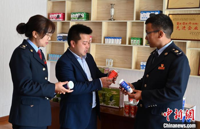 圖為林芝稅務(wù)部門(mén)上門(mén)了解企業(yè)情況，并宣講稅收政策。資料圖 趙朗 攝