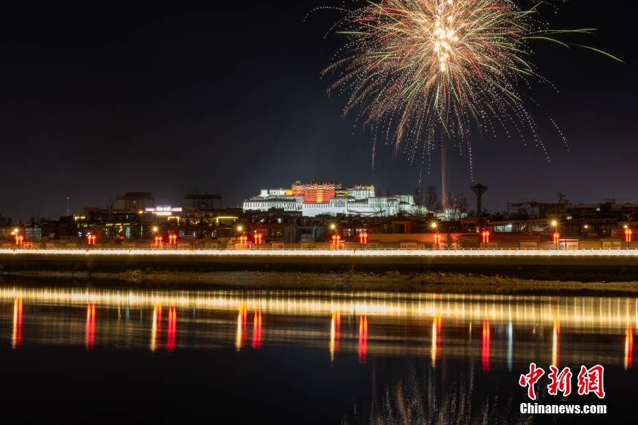 資料圖為2022年3月1日，拉薩迎來藏歷新年“古突夜”，煙花與被燈光照亮的布達(dá)拉宮交相輝映。 <a target='_blank' href='/'><p  align=