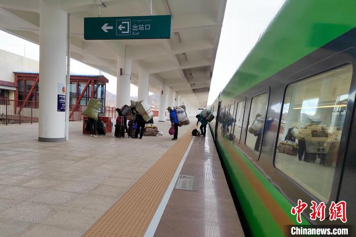 乘客乘復(fù)工專(zhuān)列抵達(dá)日喀則?！±_車(chē)務(wù)段 供圖