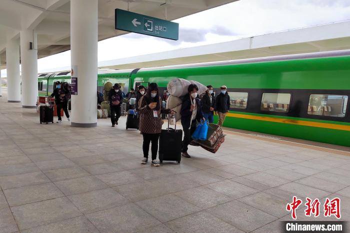 10月6日，乘客乘復(fù)工專(zhuān)列抵達(dá)日喀則?！±_車(chē)務(wù)段 供圖