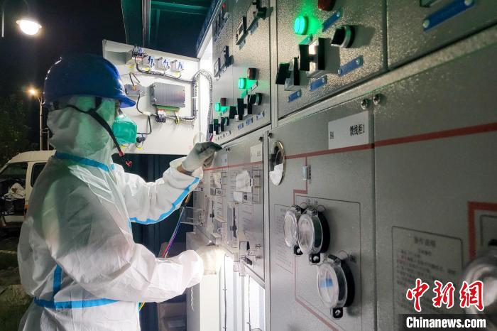 西藏電力部門順利完成方艙醫(yī)院供電設(shè)備安全可靠接入?！⊥醮箫w 攝
