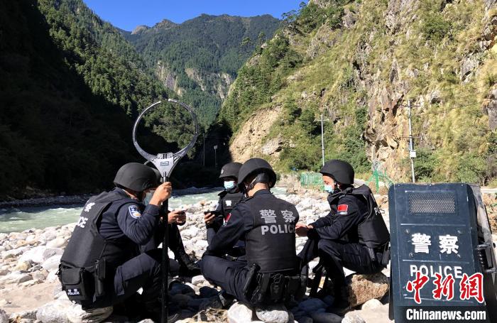 圖為西藏吉隆出入境邊防檢查站移民管理警察在中尼邊境巡邏途中收看二十大開幕直播。　郭章統(tǒng) 攝