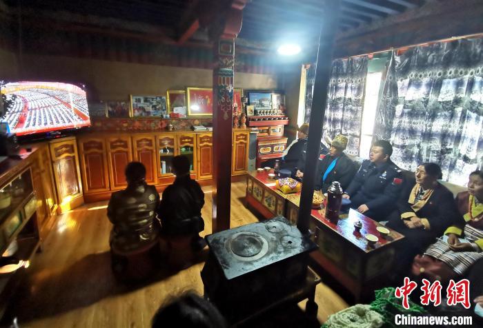 圖為西藏普蘭出入境邊防檢查站斜爾瓦執(zhí)勤點移民管理警察與駐地民眾一起收看二十大開幕盛況。　郭曉光 攝