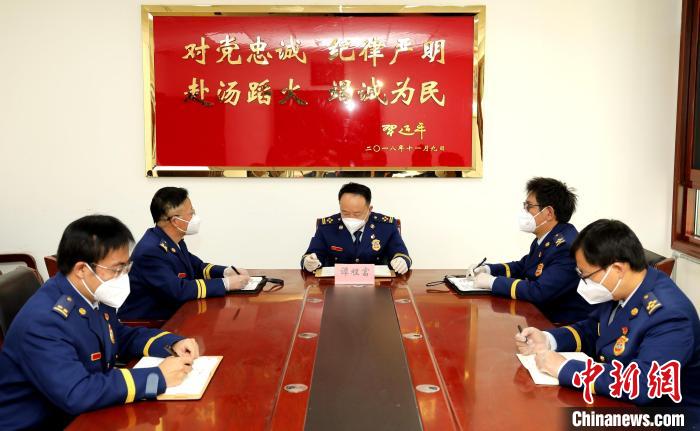 圖為西藏森林消防總隊在二十大開幕會結束后組織學習討論?！∥鞑厣窒揽傟牴﹫D