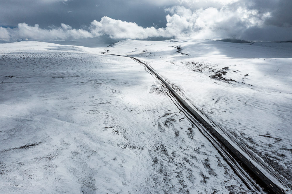 西藏阿里地區(qū)改則縣迎來初雪，銀裝素裹，美如畫卷。