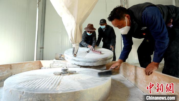 圖為合作社負(fù)責(zé)人完成糌粑加工后清掃水磨設(shè)施?！〖卫杩h融媒體中心供圖