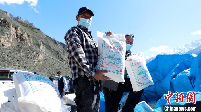 圖為合作社加工完成的優(yōu)質(zhì)糌粑?！〖卫杩h融媒體中心供圖