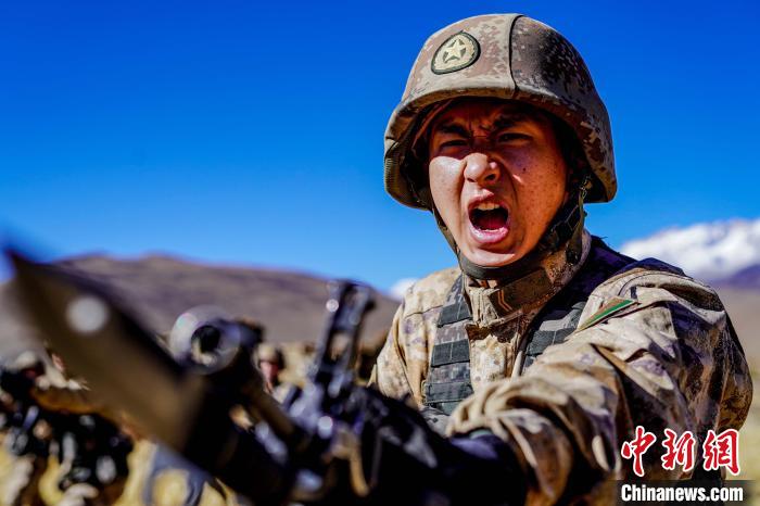 官兵正在進行刺殺操訓(xùn)練。　西藏山南軍分區(qū)某團供圖