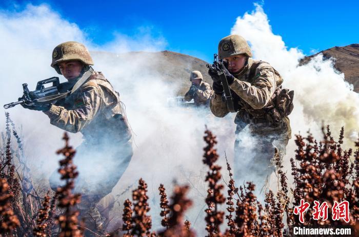 官兵正在進行戰(zhàn)術(shù)綜合訓(xùn)練。　西藏山南軍分區(qū)某團供圖