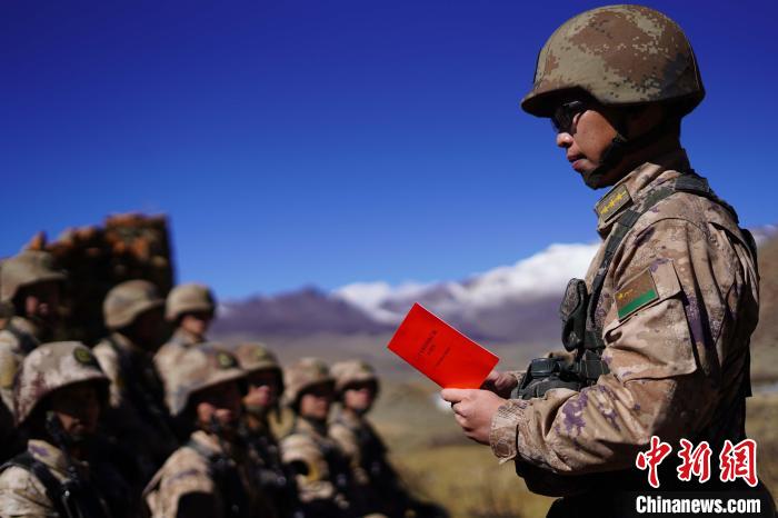 訓(xùn)練間隙，楊磊正在為官兵作宣講。　西藏山南軍分區(qū)某團供圖