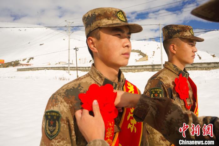 退伍老兵合照留念?！∥鞑厣侥宪姺謪^(qū)某團(tuán)供圖