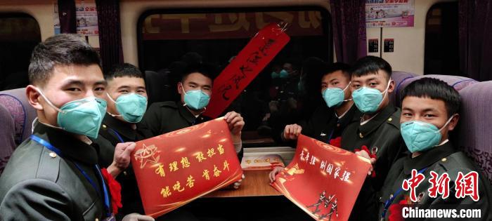 退伍老兵在退伍專(zhuān)列上合影留念?！∥鞑厣侥宪姺謪^(qū)某團(tuán)供圖