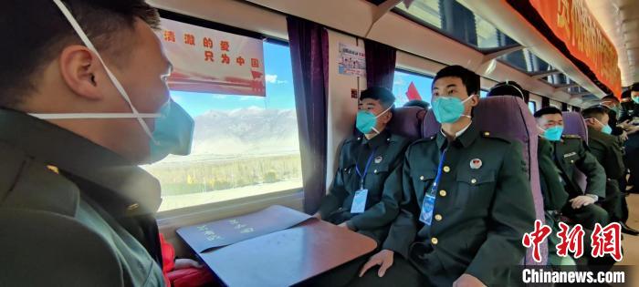 退伍老兵乘坐在退伍專(zhuān)列。　西藏山南軍分區(qū)某團(tuán)供圖
