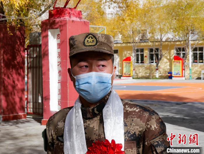 圖為什布奇邊防連退伍老兵臨別前再看一眼連隊(duì)?！詵| 攝