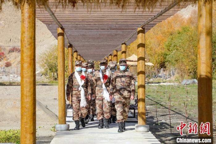 圖為什布奇邊防連退伍老兵臨別前再看一眼連隊(duì)?！詵| 攝