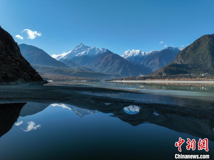 西藏林芝雅魯藏布江和遠(yuǎn)處的雪山。　董志雄 攝