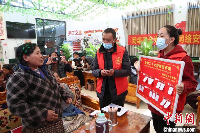 圖為瓊結(jié)縣村民參與問答?！愔闈扇?攝