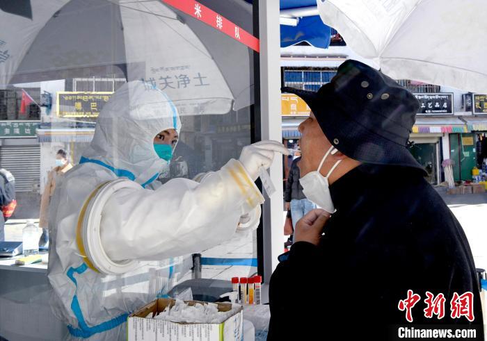 12月7日，拉薩市民正在進行核酸檢測?！±盍?攝
