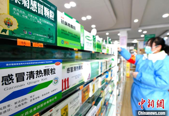 12月7日，拉薩宇拓路一藥店工作人員正在整理店內(nèi)的感冒類藥品。　李林 攝