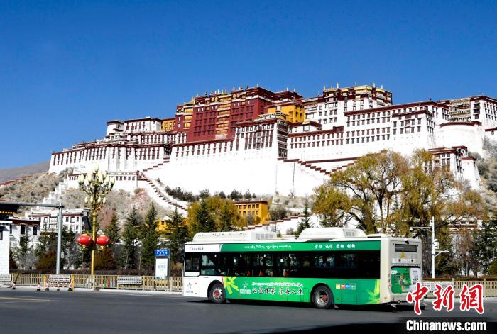 12月7日，一輛公交車從拉薩市城關(guān)區(qū)北京中路駛過?！±盍?攝