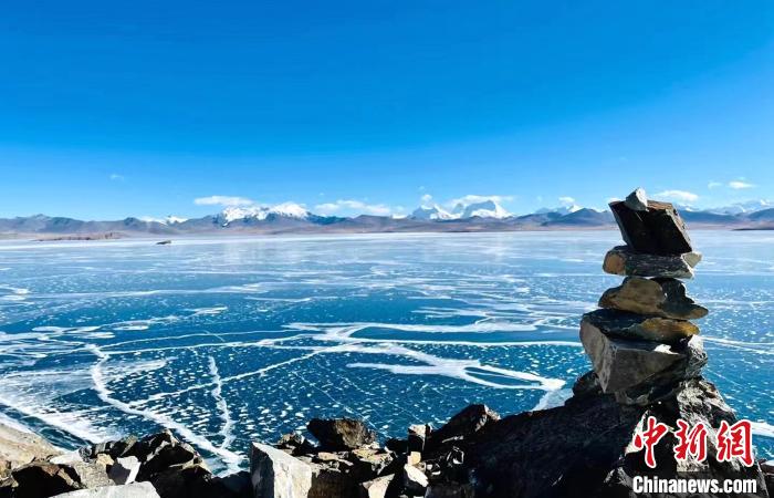 圖為普瑪江塘鄉(xiāng)境內(nèi)的雪山、冰湖美景?！±丝ㄗ涌h網(wǎng)信辦供圖