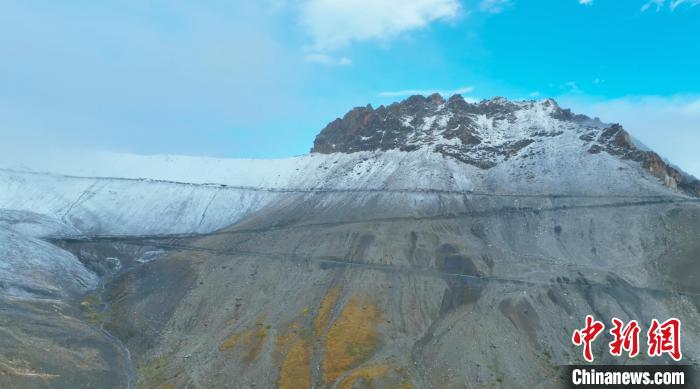 圖為邊壩縣降雪時(shí)夏貢拉山段路況?！∵厜慰h融媒體中心供圖