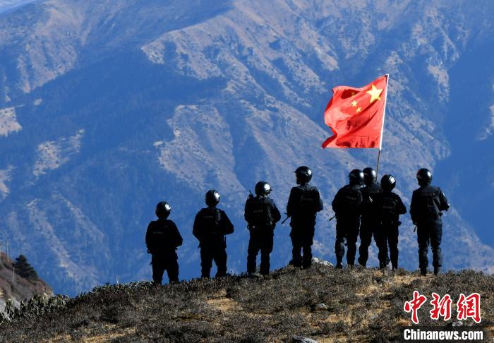 1月6日，移民警察在執(zhí)勤?！±盍?攝
