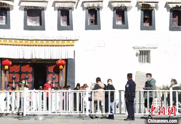 圖為1月23日，布達(dá)拉宮廣場派出所民警正在引導(dǎo)游客。　貢嘎來松 攝