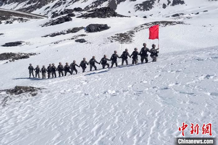 春節(jié)期間，西藏軍區(qū)山南軍分區(qū)某邊防團官兵踏雪巡邊?！〉┰鰰x美 攝
