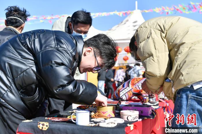 圖為展銷(xiāo)會(huì)現(xiàn)場(chǎng)?！∝暩聛?lái)松 攝