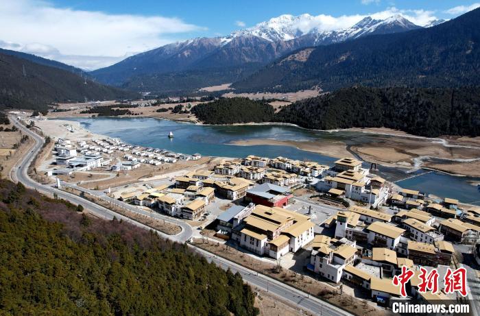 2月17日，西藏林芝魯朗小鎮(zhèn)。(無人機(jī)照片) 李林 攝