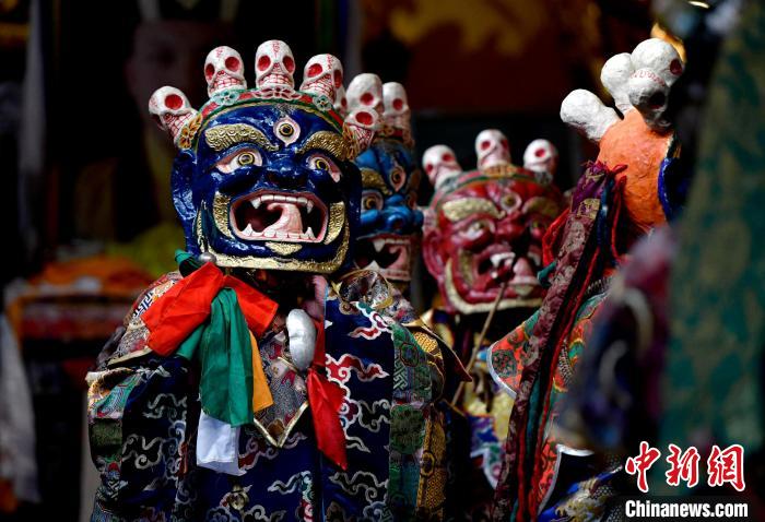 2月19日，楚布寺僧人們佩戴面具準(zhǔn)備參加跳神活動(dòng)?！±盍?攝