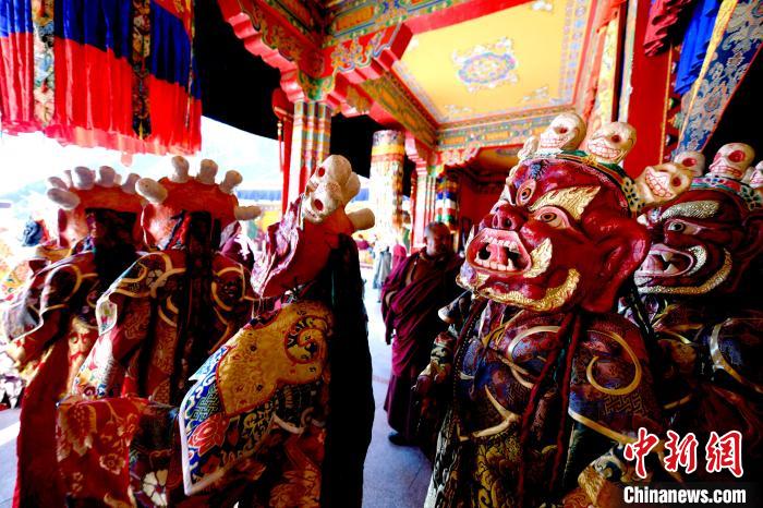 2月19日，楚布寺僧人們佩戴面具準(zhǔn)備參加跳神活動(dòng)。　李林 攝