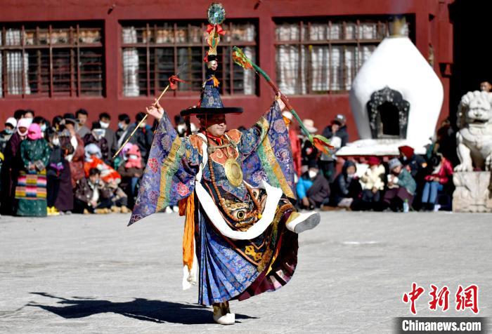2月19日，楚布寺僧人參加跳神活動(dòng)?！±盍?攝