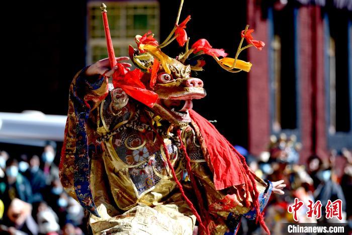 2月19日，楚布寺僧人佩戴面具參加跳神活動(dòng)?！±盍?攝
