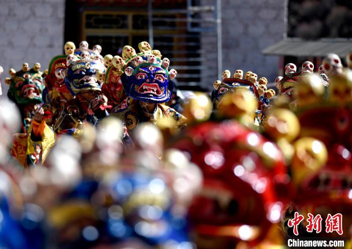 2月19日，楚布寺僧人們佩戴面具參加跳神活動(dòng)。　李林 攝