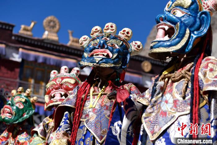 2月19日，楚布寺僧人們佩戴面具參加跳神活動(dòng)?！±盍?攝