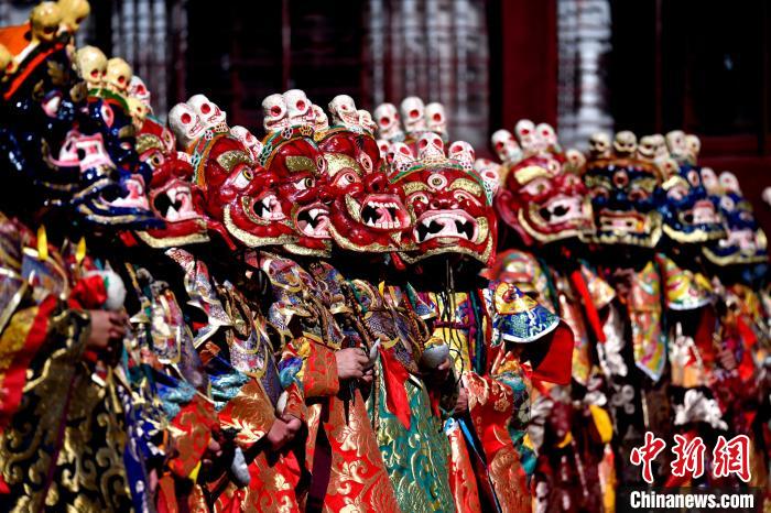 2月19日，楚布寺僧人們佩戴面具參加跳神活動(dòng)。　李林 攝