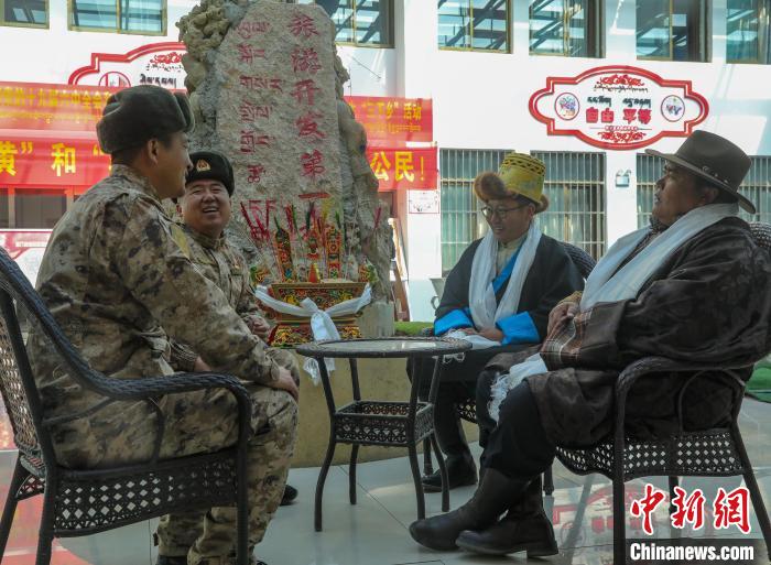 圖為阿里軍分區(qū)某邊防團(tuán)官兵與駐地群眾拉家常?！詵| 攝